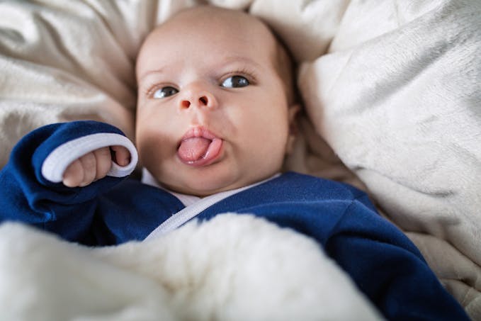 bébé tire la langue