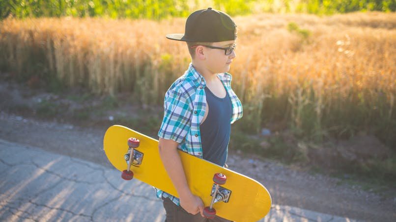 garçon portant un skate