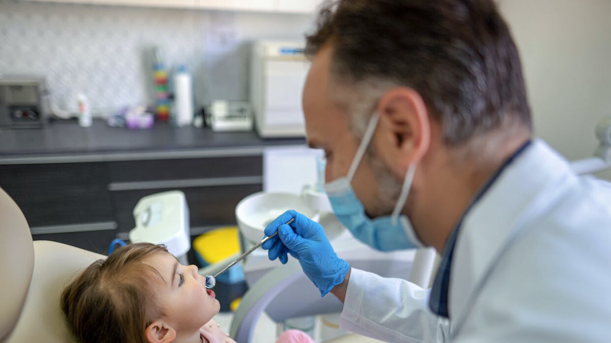 petite fille et dentiste 