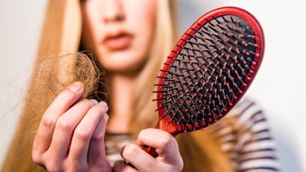 Perte de cheveux chez la femme : comment soigner l'alopécie ?