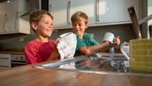 Pourquoi faut-il laisser nos enfants laver la vaisselle ?