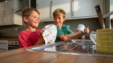 Pourquoi faut-il laisser nos enfants laver la vaisselle ? 