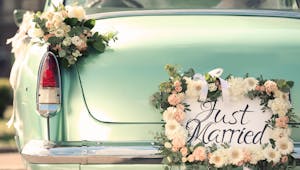 Mariage : un homme choisit de porter le nom de sa femme, pourquoi ? 