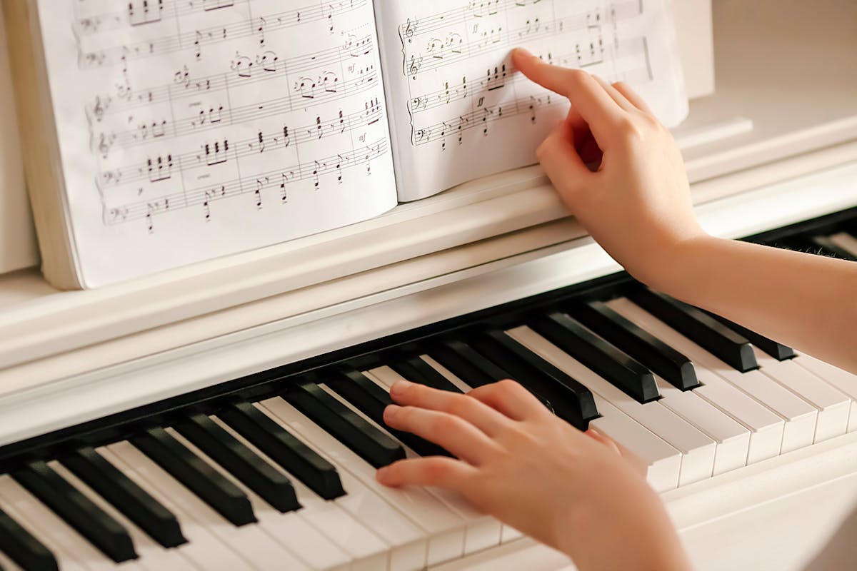 Un Enfant De 5 Ans à La Maison Jouant Du Piano Ai Générative