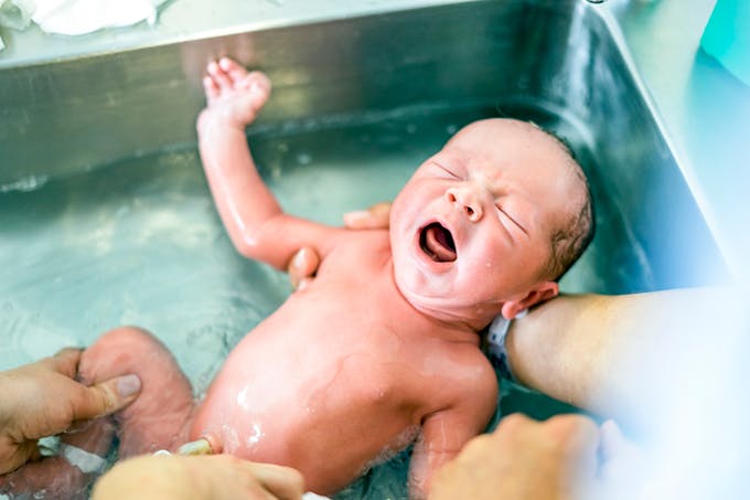 nouveau-né prend son bain