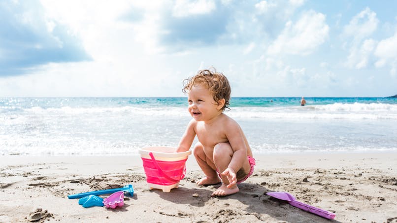 bébé joue sur la plage