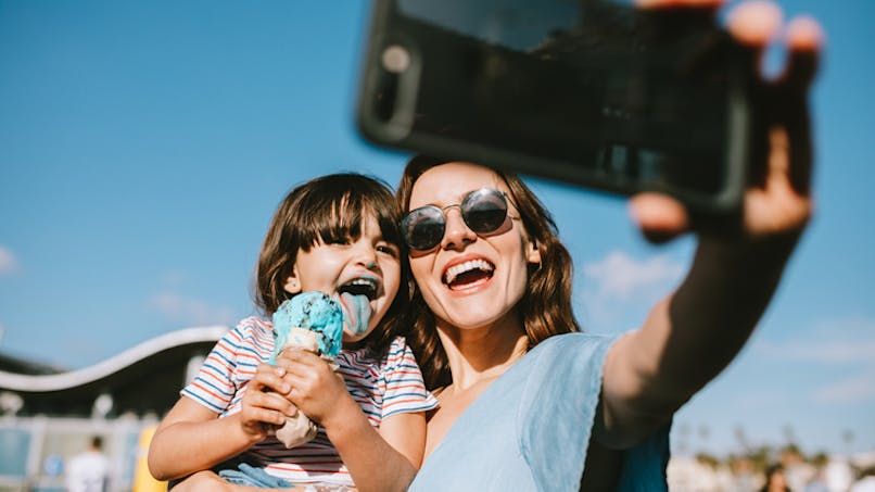fillette qui mange une glace faisant un selfie