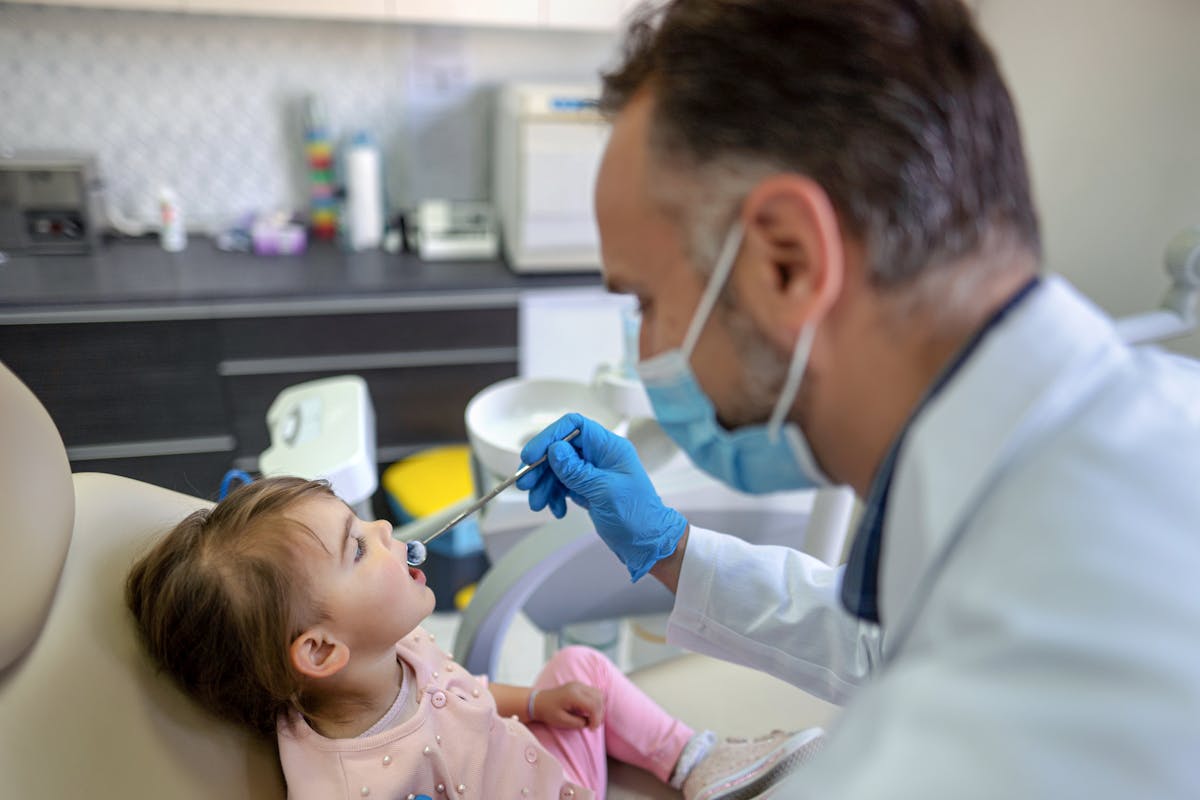 Faut-il enlever les dents de lait cariées de votre enfant ? - Dentiste pour  Enfants