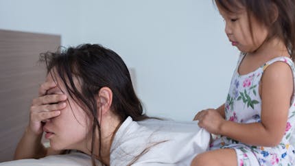La chronique de SerialMother : « 10 raisons pour lesquelles les mamans sont fatiguées le soir (et toute la journée) »