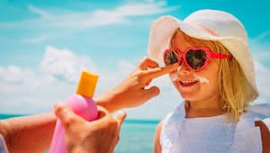 Cancer de la peau : les risques de l’exposition au soleil minimisés chez les parents d’enfants de moins de 2 ans  