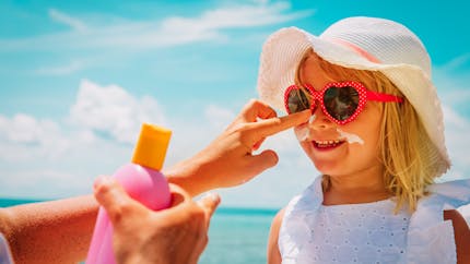 Cancer de la peau : les risques de l’exposition au soleil minimisés chez les parents d’enfants de moins de 2 ans  