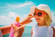 Cancer de la peau : les risques de l’exposition au soleil minimisés chez les parents d’enfants de moins de 2 ans