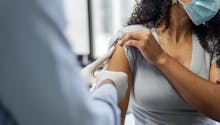 Vaccination contre le Covid-19 et troubles menstruels : y a-t-il un lien de cause à effet ?