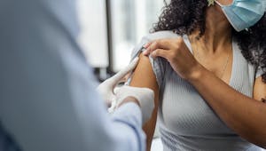 Vaccination contre le Covid-19 et troubles menstruels : y a-t-il un lien de cause à effet ?