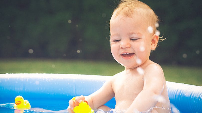 bébé joue dans sa mini piscine