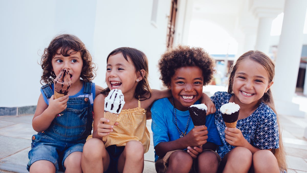 Des enfants mangent des glaces.