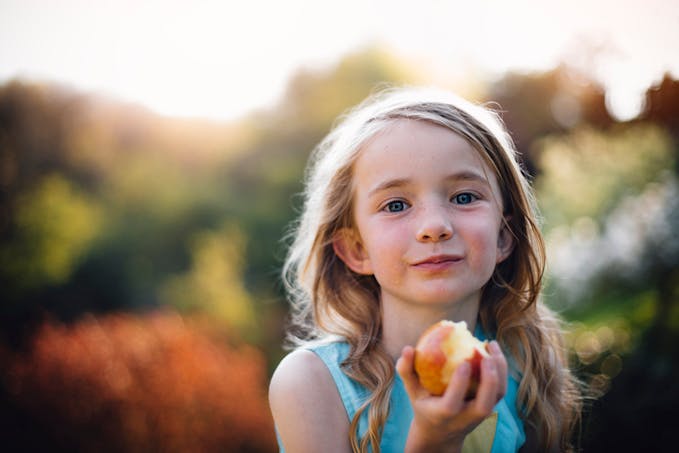 fille mange pomme