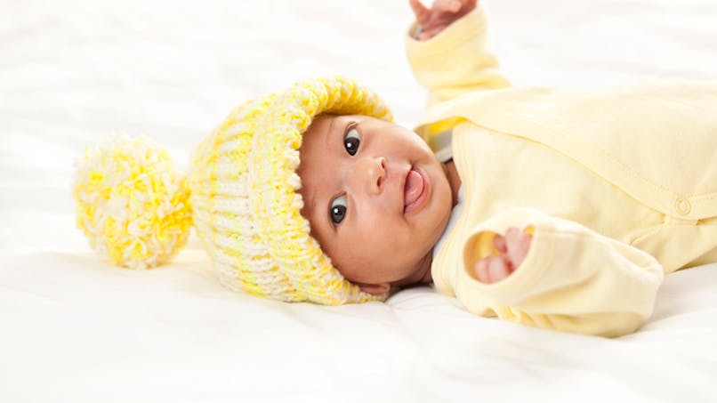 bébé habillé jaune