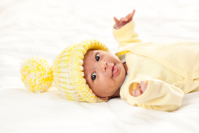 bébé habillé jaune