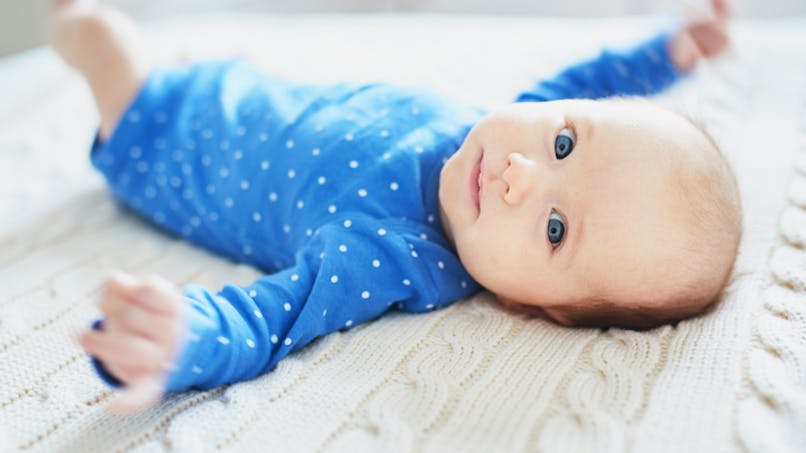 bébé au beaux yeux bleus
