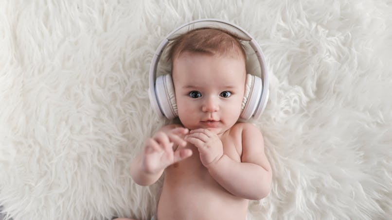 bébé avec casque aux oreilles