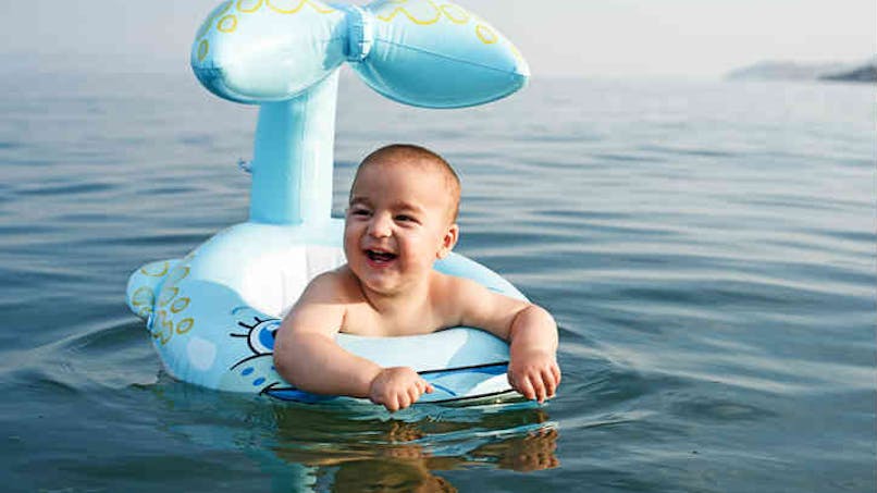 bébé flotte avec bouée