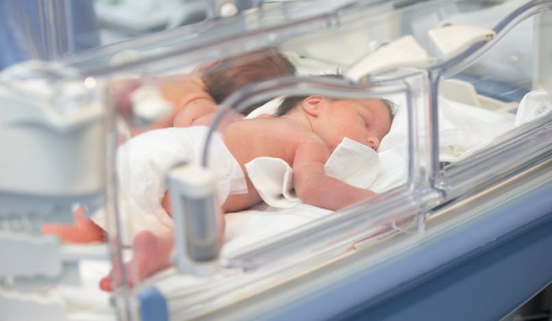 Néonatologie : quels soins sont prodigués aux bébés prématurés ?