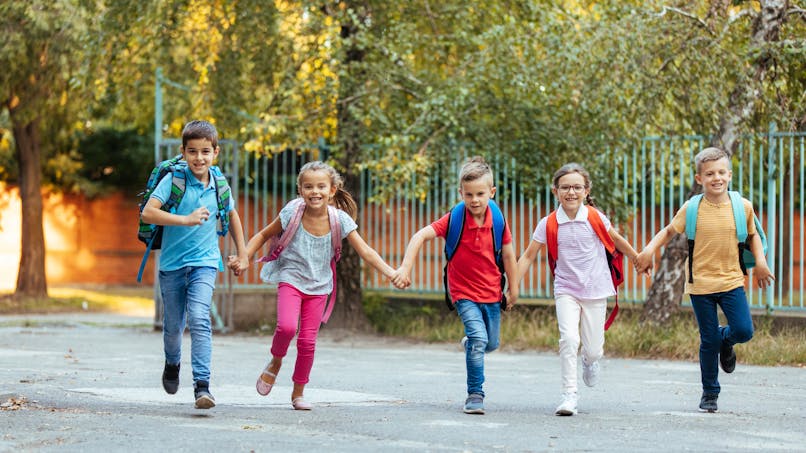 Des enfants courent dans une cour d'école