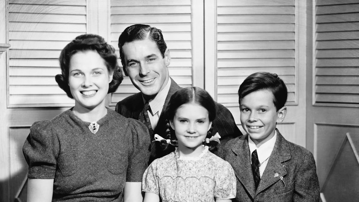 Une photographie en noir et blanc d'une famille des années 60.