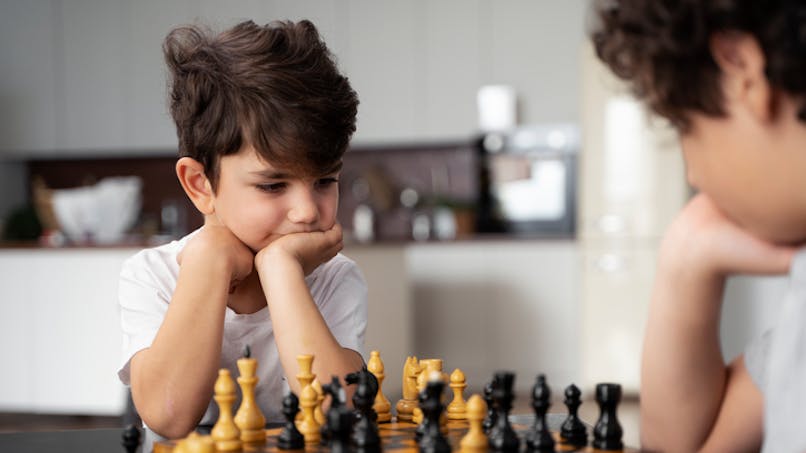 garçon jouant aux échecs