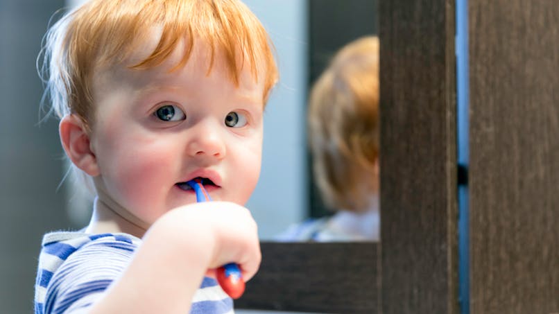 bébé se lave les dents