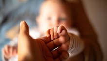 Tout savoir sur la main de bébé et son développement