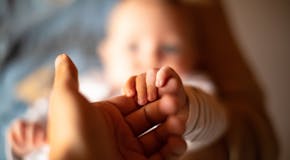 Tout savoir sur la main de bébé et son développement