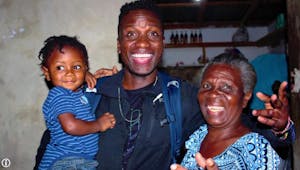 Un jeune Haïtien collecte des fonds pour adopter l’enfant qu’il a sorti des poubelles