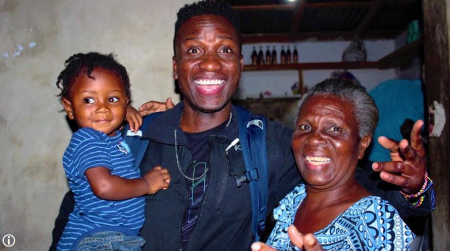 Un jeune Haïtien collecte des fonds pour adopter l’enfant qu’il a sorti des poubelles