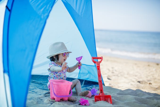 bébé à la plage sous une tente