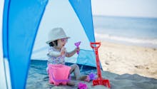 Bien choisir sa tente de plage anti-UV pour bébé