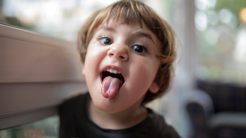Bouton sur la langue chez l'enfant et l'adulte, quelles sont les causes ? 