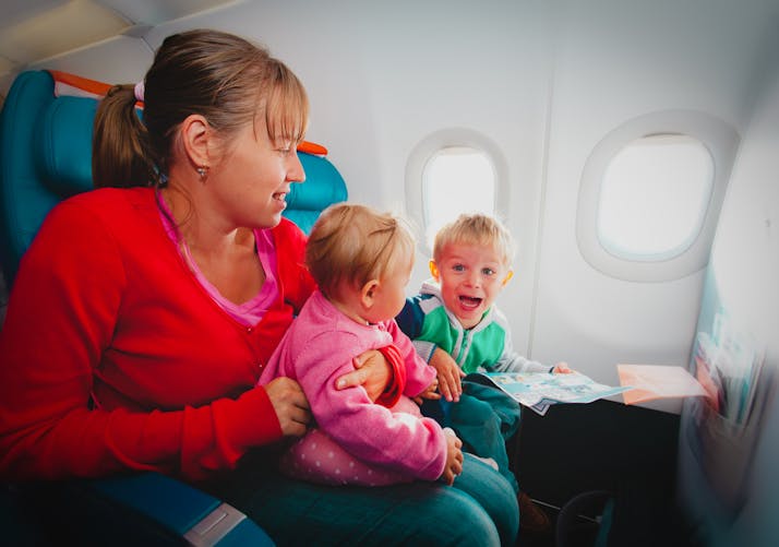 mère et enfants dans l'avion