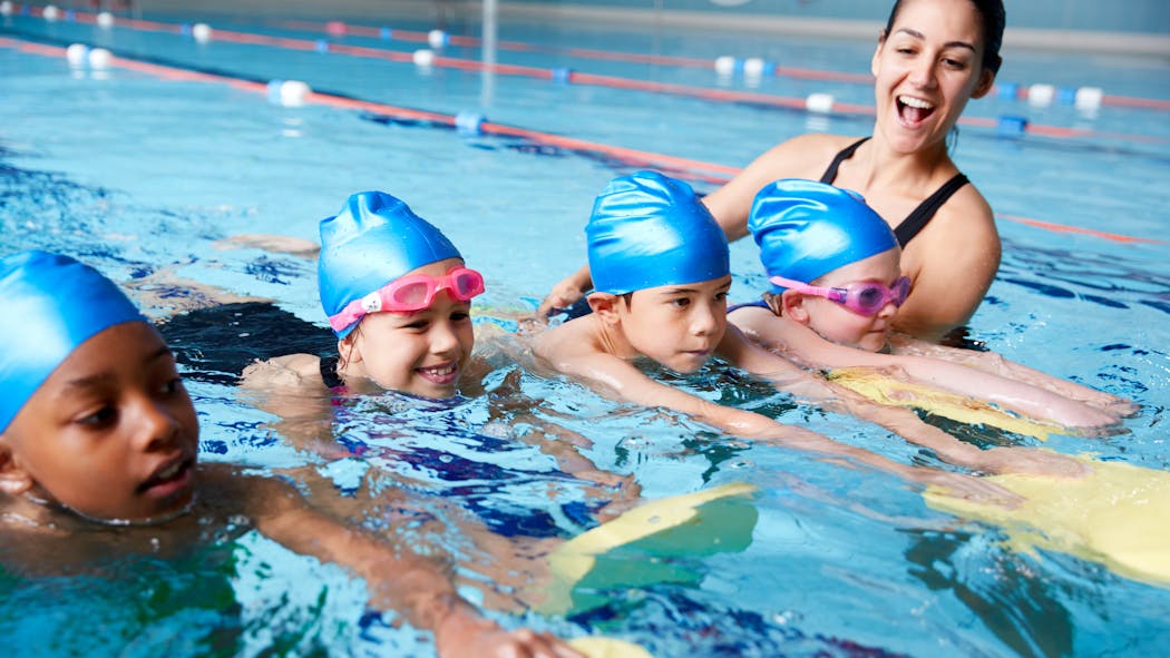 Comment et quand apprendre à nager à son enfant ?