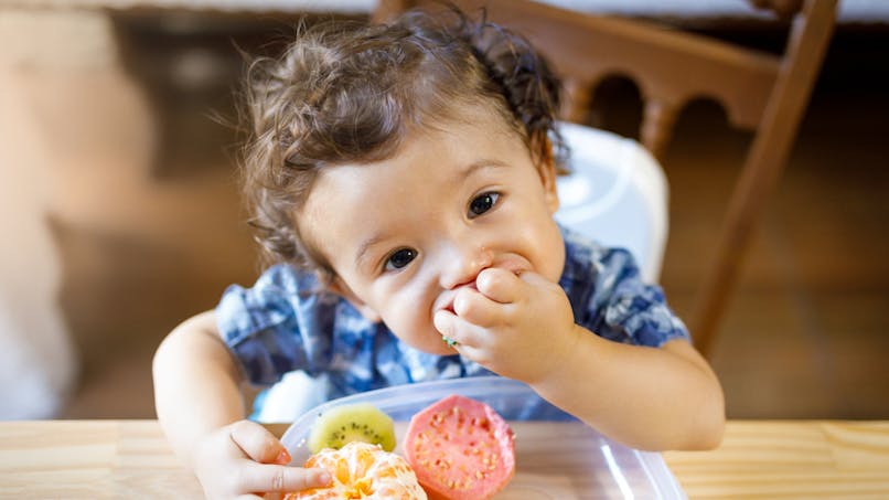 bébé mange des fruits