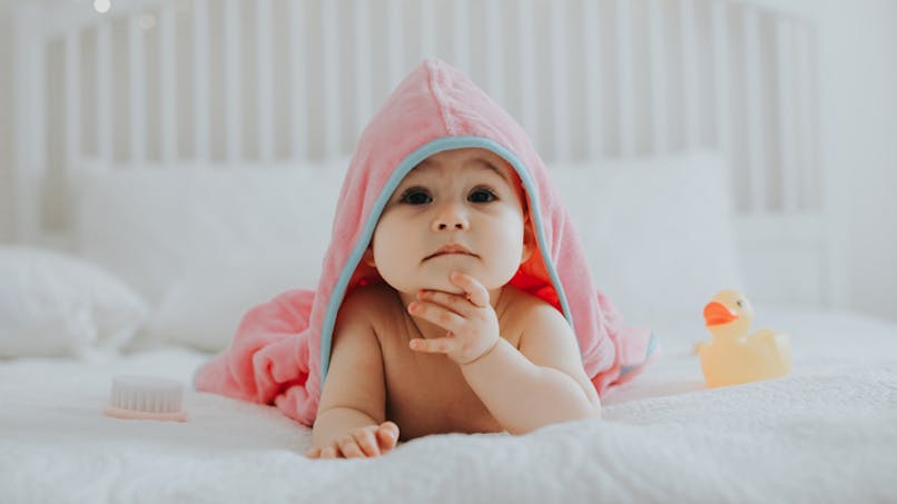 bébé porte un peignoir après le bain