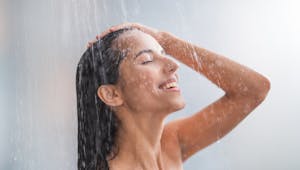 Hygiène : pourquoi ne faut-il pas prendre de douche chaude le soir ? 