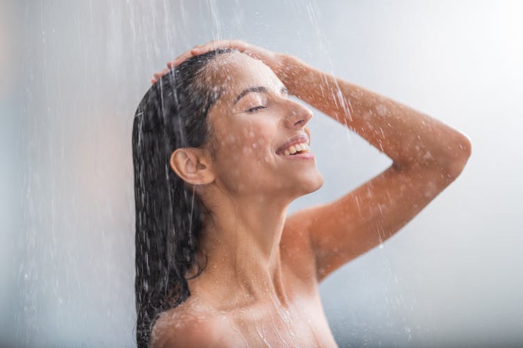 femme sous la douche