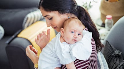 Le rot de bébé après le biberon ou la tétée : est-ce si important ?