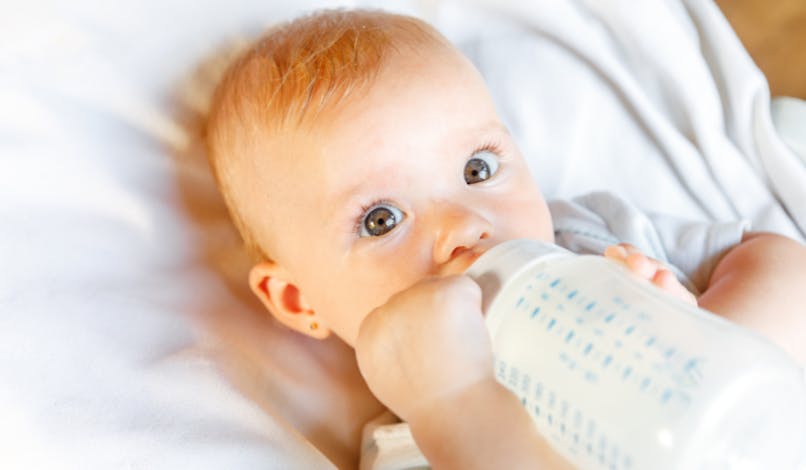 Donner Le Biberon Lait Infantile Alimentation Parents Fr Donner Le Biberon Lait Infantile Alimentation Parents Fr