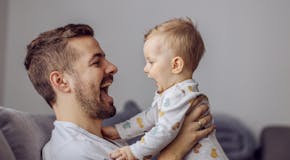 À quel âge bébé se met à parler et quand s'inquiéter ?