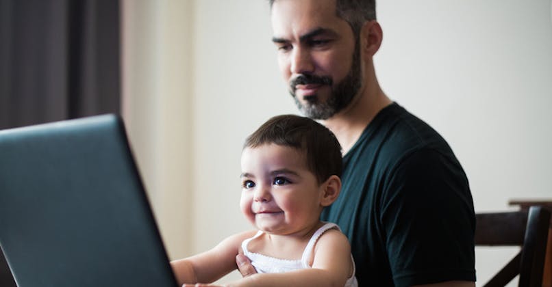 fillette avec son papa devant un ordinateur