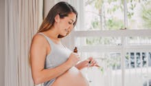 Huiles essentielles : une femme enceinte peut-elle en utiliser ?
