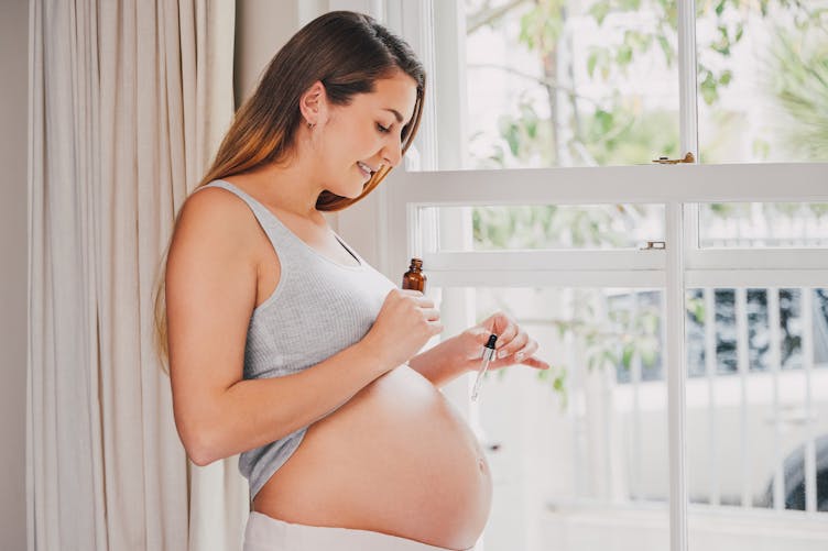 Huiles essentielles : une femme enceinte peut-elle en utiliser ?
